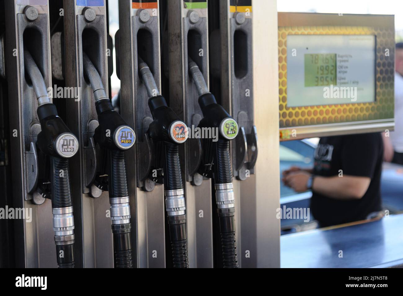 Lviv, Ukraine 10. Mai 2022. Eine Benzinpumpe, die`s einer Tankstelle gesehen wird, als das Land über Kraftstoffmangel im Zuge der russischen Invasion berichtet. Russland marschierte am 24. Februar 2022 in die Ukraine ein und löste damit den größten militärischen Angriff in Europa seit dem Zweiten Weltkrieg aus Stockfoto